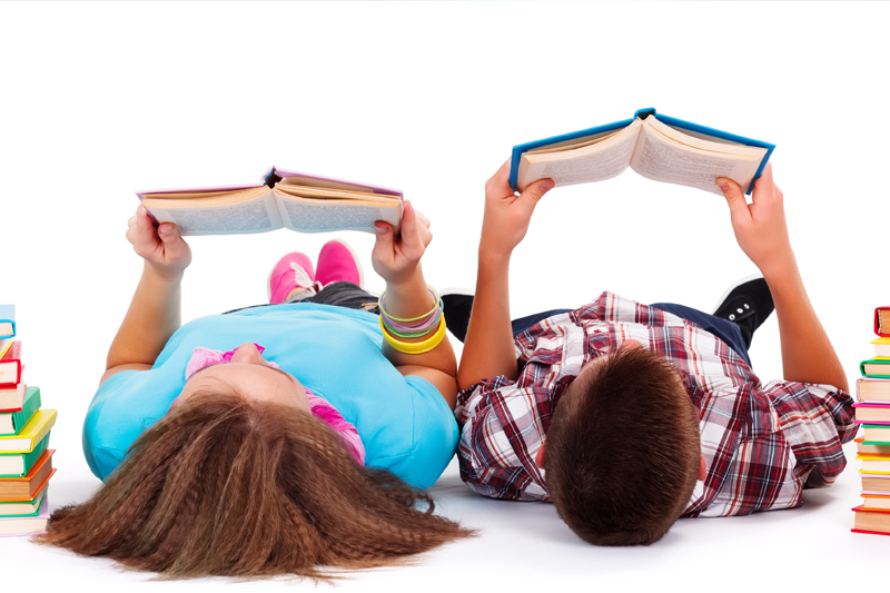 Niños leyendo libros.