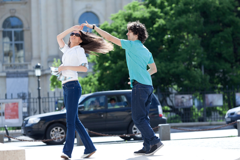 Gente bailando en la calle.